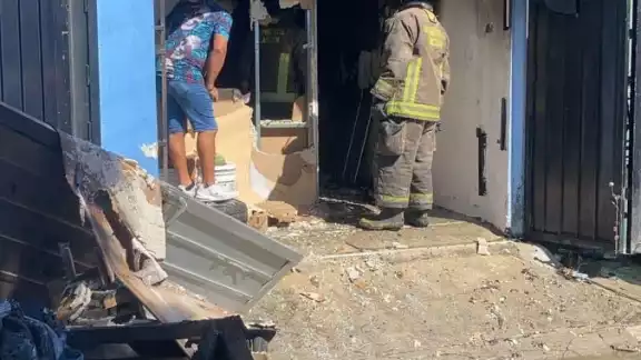 El fuego consumió mobiliario de la sala y una recámara El fuego consumió mobiliario de la sala y una recámara