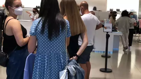 En tiendas de España y México se reportaron filas En tiendas de España y México se reportaron filas