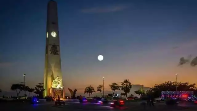 El horario se aplicará en toda la república a excepción de 33 municipios fronterizos y dos estados Foto: José Ramos