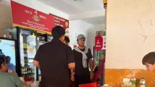 Captan a Checo Pérez disfrutando de unos tacos de barbacoa antes de la final en Monterrey 
