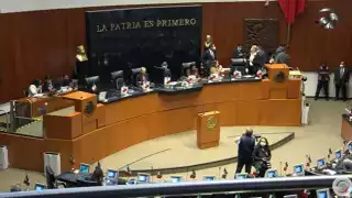Con 38 votos a favor y 61 en contra, no se admite a discusión la moción suspensiva del dictamen