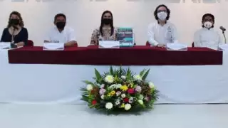 El texto, escrito por el investigador Iván Batún, se exhibió en el Salón Rigoberta Menchú.