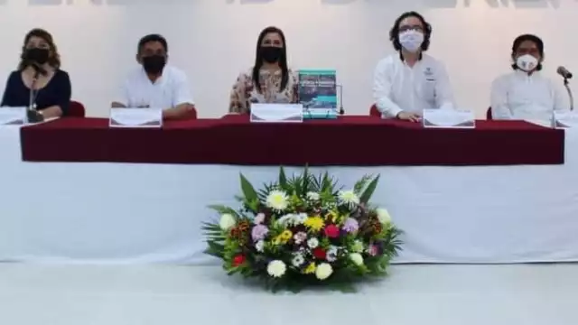 El texto, escrito por el investigador Iván Batún, se exhibió en el Salón Rigoberta Menchú.