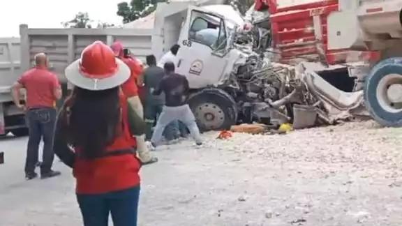 Las dos unidades quedaron despedazadas tras el fuerte impacto Las dos unidades quedaron despedazadas tras el fuerte impacto
