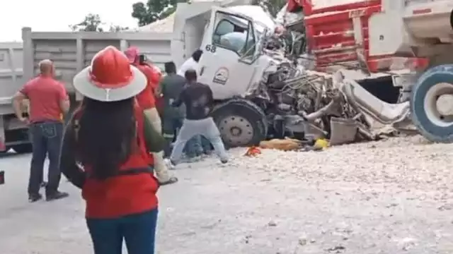 Las dos unidades quedaron despedazadas tras el fuerte impacto