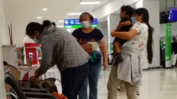 La usuaria agradeció el apoyo del personal de limpieza su disponibilidad y apoyo para encontrar la cartera