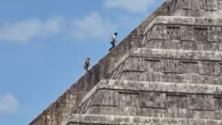 Los dos turistas que subieron la pirámide fueron detenidos.