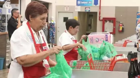 Estos adultos mayores están pasando una situación complicada, al no tener permiso para trabajar Estos adultos mayores están pasando una situación complicada, al no tener permiso para trabajar