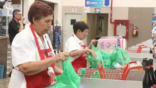 Estos adultos mayores están pasando una situación complicada, al no tener permiso para trabajar