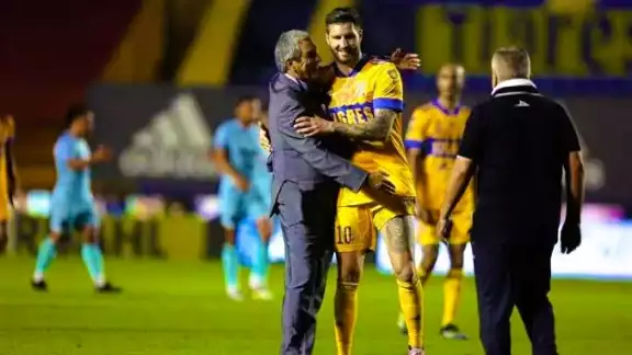 Gignac reconoció como un histórico de Tigres a Tomás Boy. Foto: Twitter @10APG
Gignac reconoció como un histórico de Tigres a Tomás Boy. Foto: Twitter @10APG