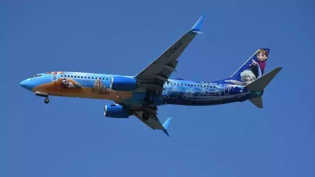 El avión temático de Frozen llegó este martes y salió con destino a Canadá