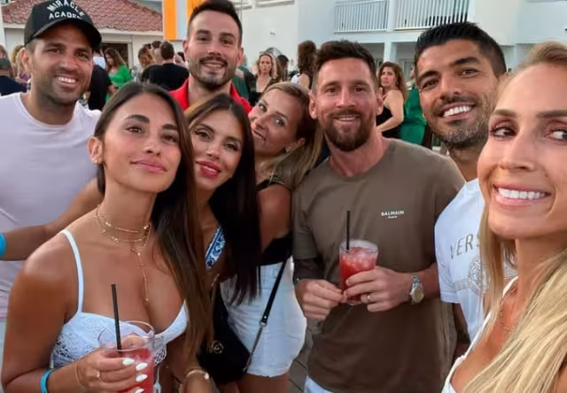 Messi, Suárez y Fábregas con sus respectivas parejas en un evento de música. Foto: Instagram
