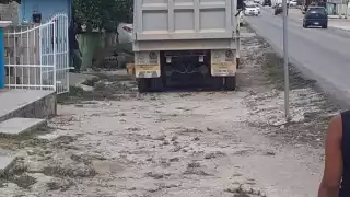 Comunidad de Lázaro Cárdenas denuncian que no atienden las fugas causadas por volquetes del Tren Maya