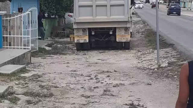 Comunidad de Lázaro Cárdenas denuncian que no atienden las fugas causadas por volquetes del Tren Maya