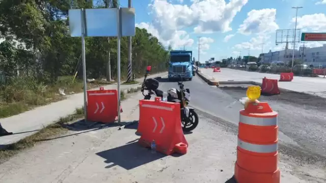 Tráfico cargado pero fluido de sur a norte en la carretera Playa del Carmen - Cancún