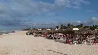 En la playa se observó a los visitantes ocupando algunas palapas y otros se metieron al mar a pesar del fuerte oleaje