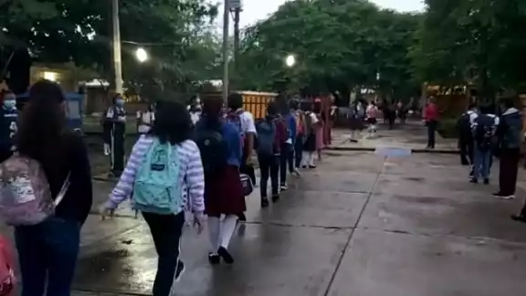 Los alumnos ingresaron a la escuela guardando la sana distancia y en dos filas Los alumnos ingresaron a la escuela guardando la sana distancia y en dos filas