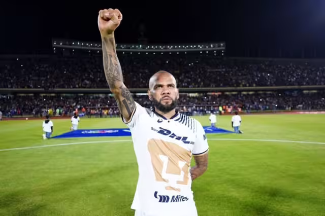 Dani Alves regresa al 11 ideal del futbol mexicano tras partido con Pumas