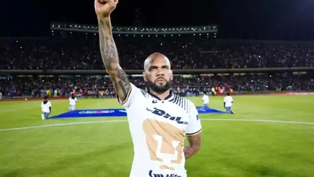 Dani Alves abrazó con mucho amor a Goyo, mascota de los Pumas
