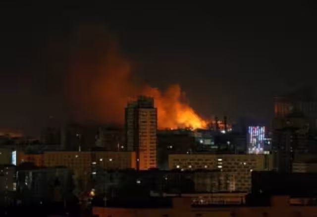 Kiev vivió una noche llena de enfrentamientos por tierra. los rusos no pudieron tomar la capital. Foto: Captura de pantalla