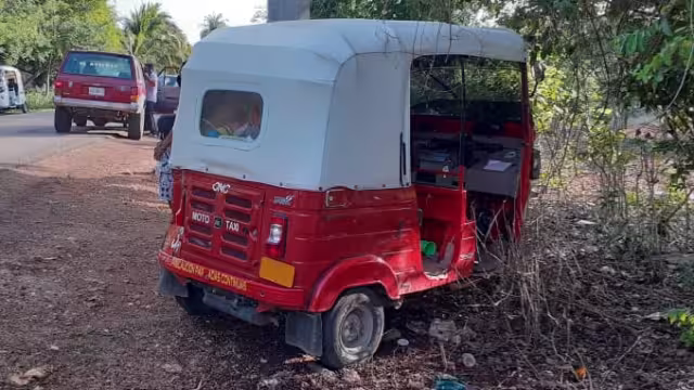 El operador en estado de ebriedad fue llevado con todo y unidad a la dirección de tránsito para el deslinde de responsabilidades, dado que el mototaxi presentaba daños materiales