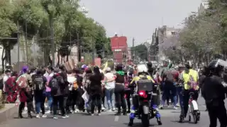 Mujeres quemaron un muñeco y realizaron pintas en el Zócalo de la CDMX