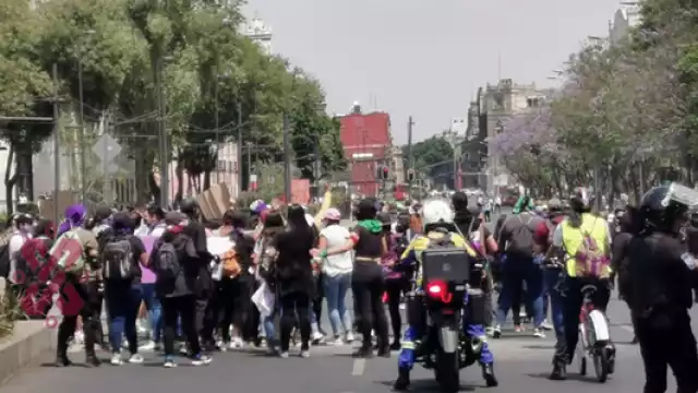 Mujeres quemaron un muñeco y realizaron pintas en el Zócalo de la CDMX