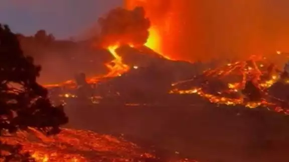 Las zonas afectadas por las coladas del volcán Cumbre Vieja de la isla española de La Palma, aumentó un 50% en las tres jornadas de la erupción Las zonas afectadas por las coladas del volcán Cumbre Vieja de la isla española de La Palma, aumentó un 50% en las tres jornadas de la erupción