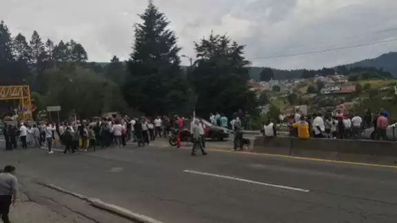 El bloqueo se realizó en ambos sentidos a la altura del kilometro 22. Foto: Twitter El bloqueo se realizó en ambos sentidos a la altura del kilometro 22. Foto: Twitter