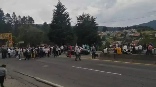 El bloqueo se realizó en ambos sentidos a la altura del kilometro 22. Foto: Twitter