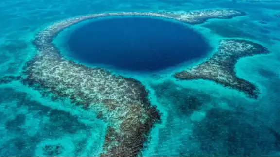 La estructura kárstica se ubica en los límites de la bahía de Chetumal, en el interior de la Reserva Estatal Santuario del Manatí, a 8 kilómetros de Calderitas La estructura kárstica se ubica en los límites de la bahía de Chetumal, en el interior de la Reserva Estatal Santuario del Manatí, a 8 kilómetros de Calderitas