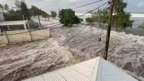 La erupción volcánica cerca de la isla de Tonga, en el océano Pacífico, generó este sábado oleajes anómalos en todo el litoral de Perú, donde se reportaron inundaciones La erupción volcánica cerca de la isla de Tonga, en el océano Pacífico, generó este sábado oleajes anómalos en todo el litoral de Perú, donde se reportaron inundaciones