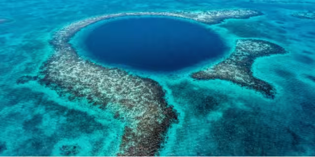 La estructura kárstica se ubica en los límites de la bahía de Chetumal, en el interior de la Reserva Estatal Santuario del Manatí, a 8 kilómetros de Calderitas