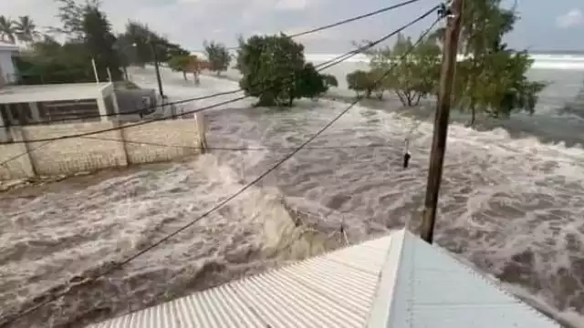 La erupción volcánica cerca de la isla de Tonga, en el océano Pacífico, generó este sábado oleajes anómalos en todo el litoral de Perú, donde se reportaron inundaciones