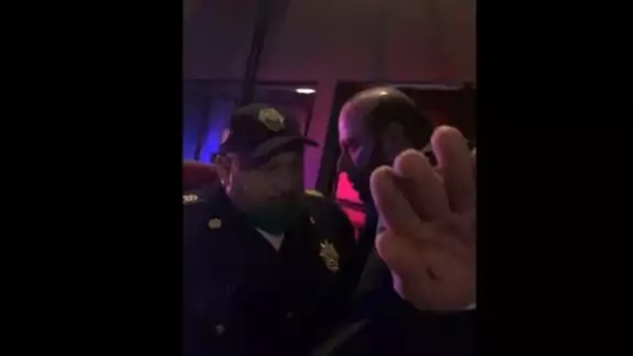 El hombre insultó a los policías y a una mujer que lo grababa El hombre insultó a los policías y a una mujer que lo grababa
