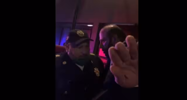 El hombre insultó a los policías y a una mujer que lo grababa