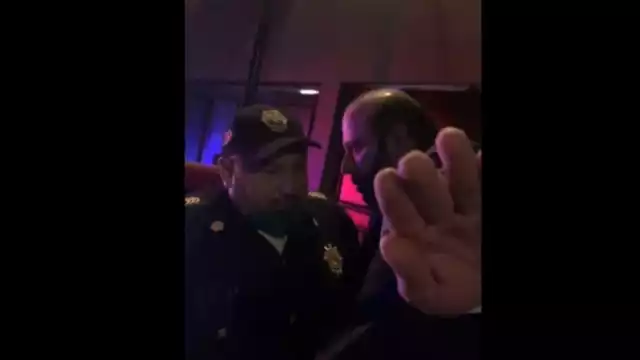 El hombre insultó a los policías y a una mujer que lo grababa