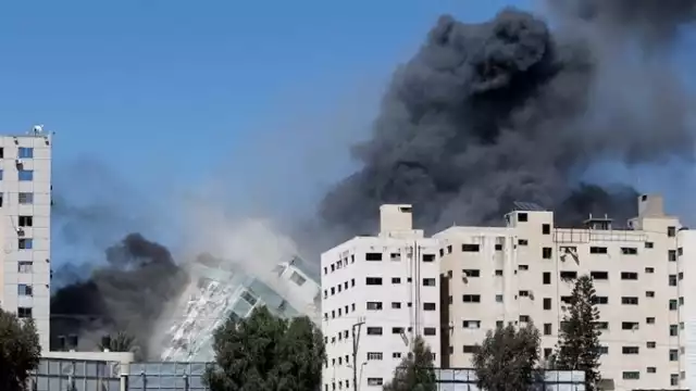 El ejército israelí dijo que en la torre alcanzada por sus cazas había equipo militar perteneciente a Hamás