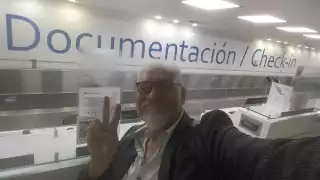 El actor tomó un vuelo con Volaris
