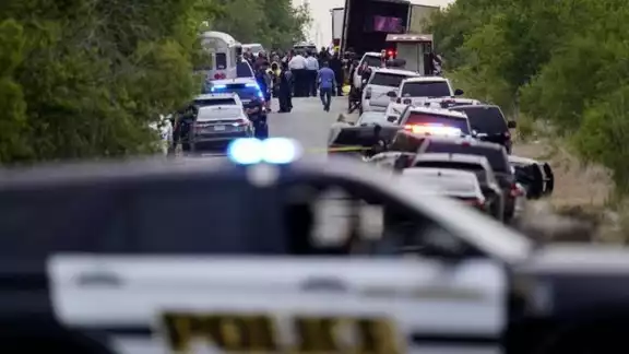 El pasado martes fue hallado un tráiler en la carretera 18, en donde murieron 53 migrantes. Foto: AFP