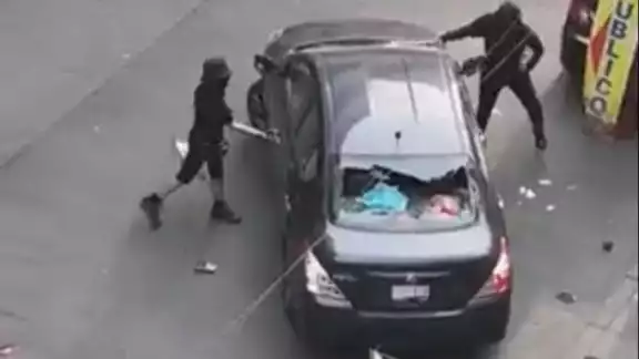El 13 de abril se registró la agersión de las encapuchadas. Foto: Captura de pantalla El 13 de abril se registró la agersión de las encapuchadas. Foto: Captura de pantalla