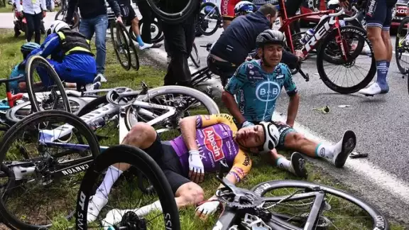 Al menos 100 ciclistas resultaron lesionadas por una imprudente mujer Al menos 100 ciclistas resultaron lesionadas por una imprudente mujer