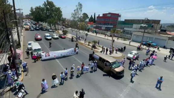 La carretera permaneció bloqueada por varias horas La carretera permaneció bloqueada por varias horas
