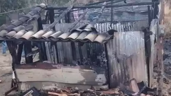 La casa se incendió de inmediato al ser de madera. Foto: Especial