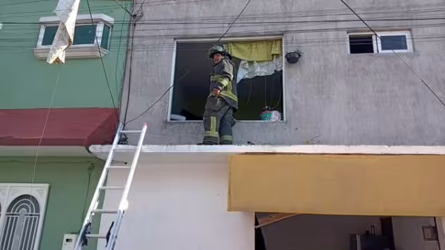 Bomberos de la CDMX acudieron al lugar para auxiliar, tras la explosión. Foto: @Bomberos_CDMX