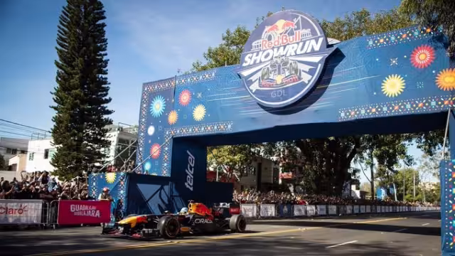 Checo Pérez se presentó en Guadalajara como una leyenda de la F1
