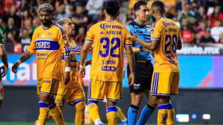 Rodrigo Aguirre, primer expulsado en Liga MX por taparse la boca al reclamar