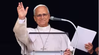Papa León XIV agradece oraciones con discurso y emotivo saludo desde la Plaza de San Pedro