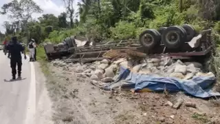 Vuelca camión en las ‘curvas del diablo’ en José María Morelos, Quintana Roo