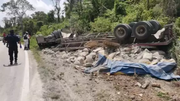 Vuelca camión en las ‘curvas del diablo’ en José María Morelos, Quintana Roo Vuelca camión en las ‘curvas del diablo’ en José María Morelos, Quintana Roo